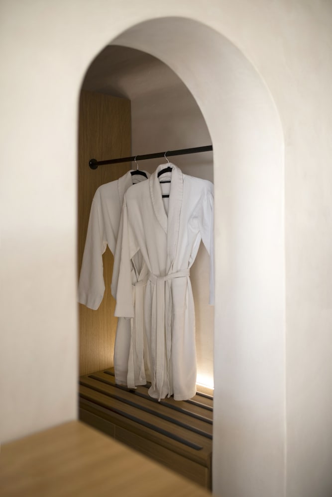 Suite, Jetted Tub, Caldera & Sea View (VIP) - Photo 10