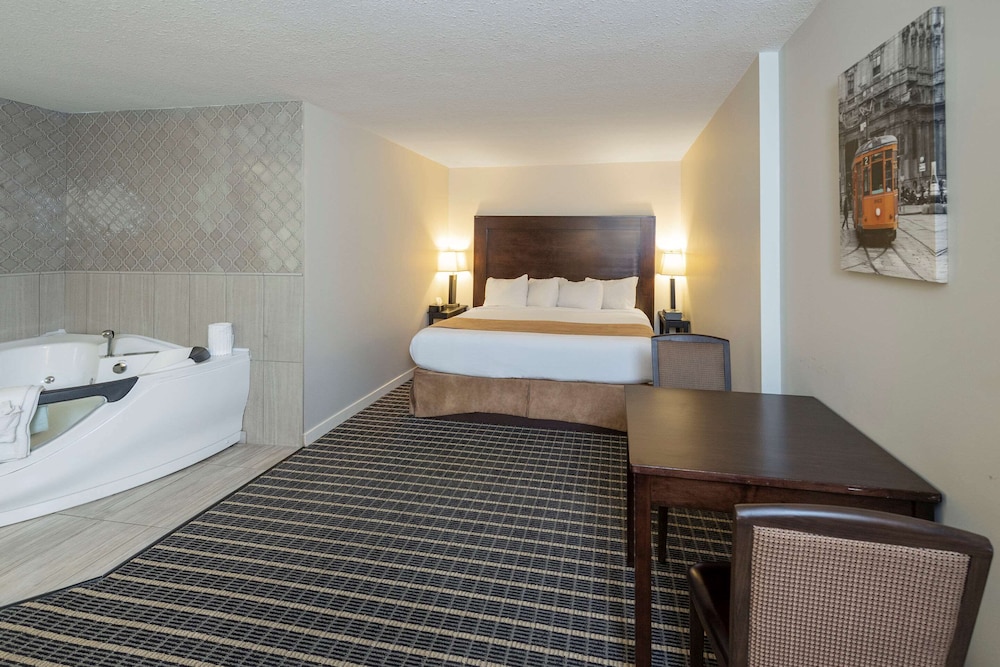 Suite, 1 King Bed, Non Smoking, Hot Tub - Photo 2