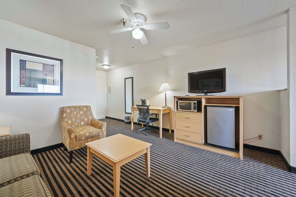 Standard Room, 1 Queen Bed, Accessible, Bathtub (with Sofabed) - Photo 1