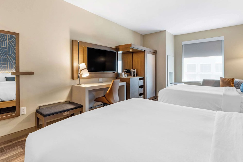 Premium Room, 2 Queen Beds, Corner - Photo 6