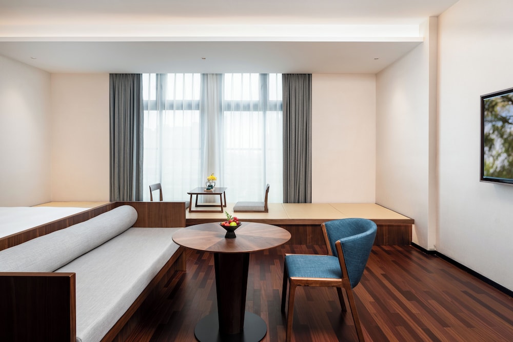 Signature Room, 1 King Bed, Non Smoking, City View photo 3