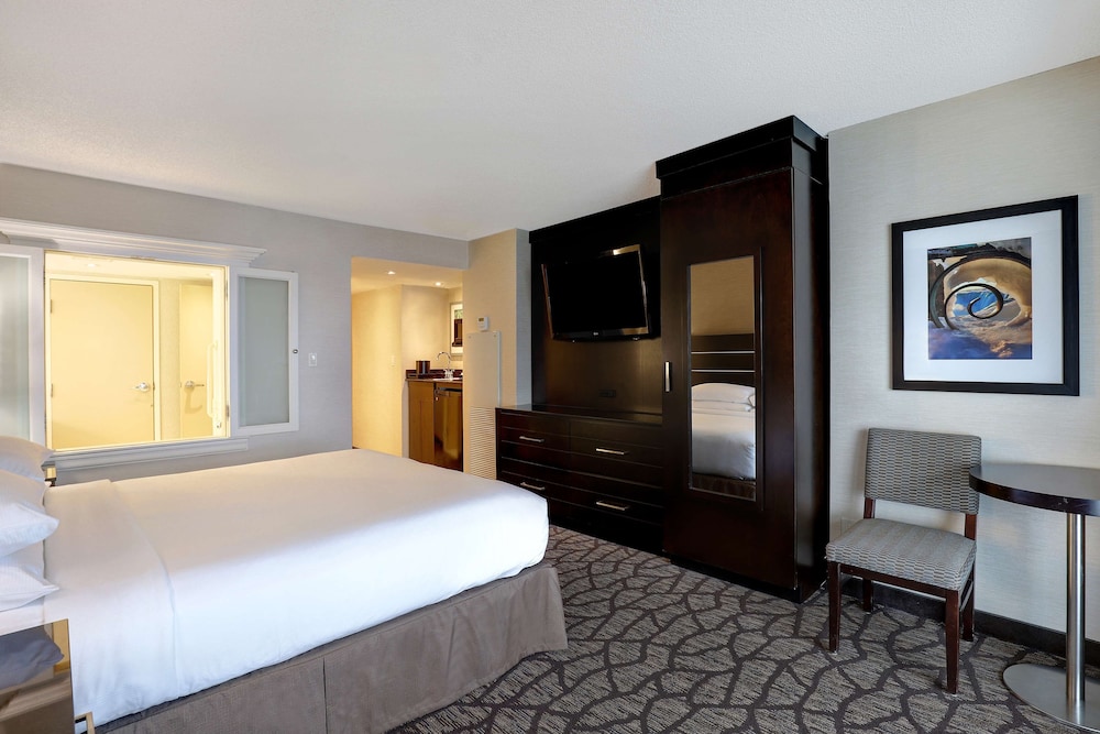 Premium Suite with 1 King, Sofa Bed and view of Niagara Falls and American Falls Floors 32-35