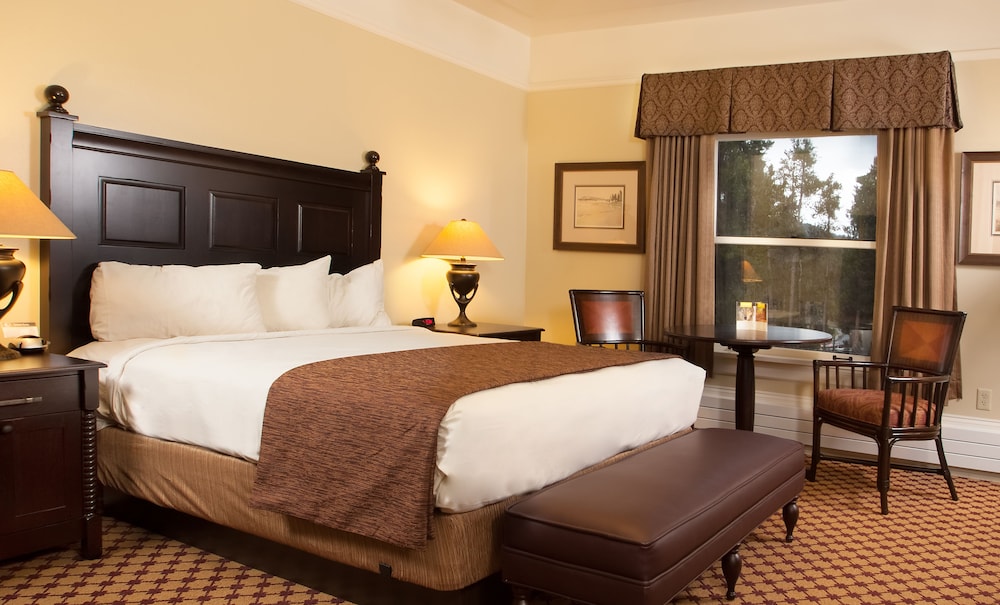 Deluxe Lakeside Hotel Room 1 Queen
