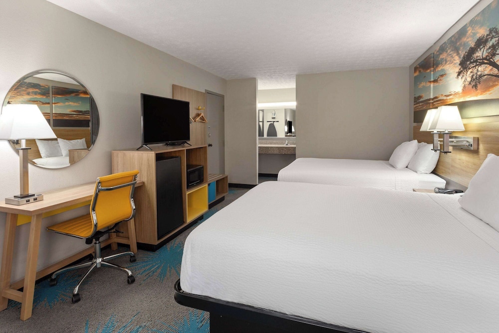 Standard Room, 2 Queen Beds - Photo 1