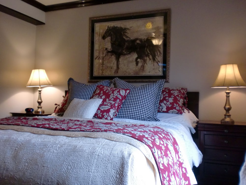 Deluxe Room, 1 King Bed, Non Smoking, Partial Lake View, photo 6