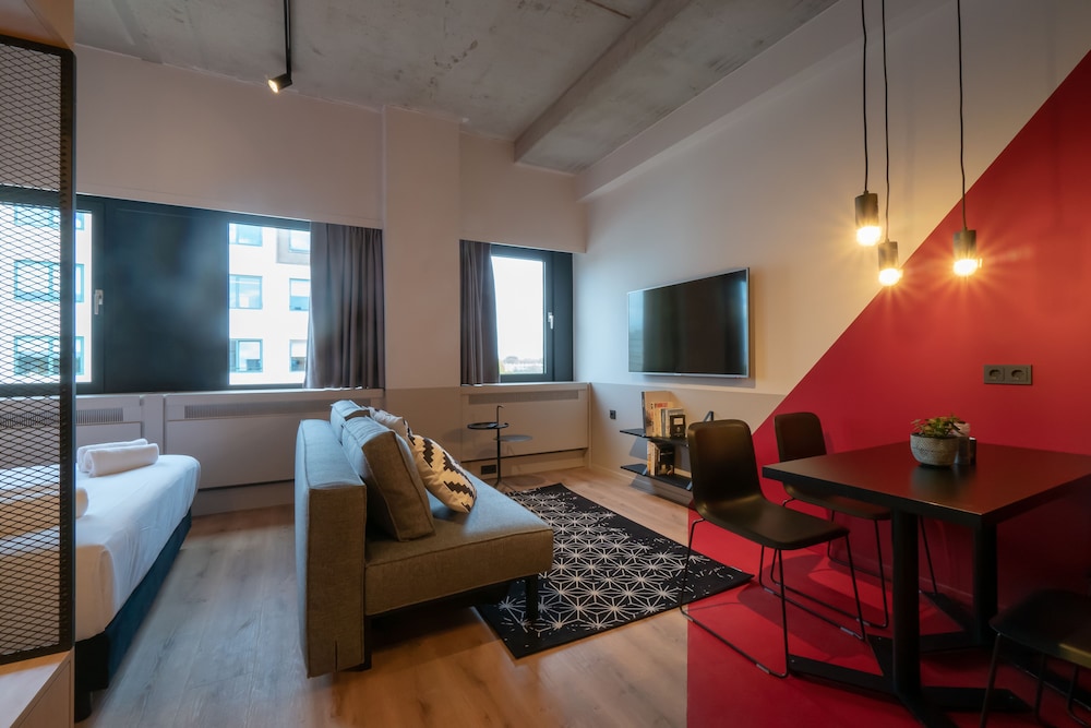 Deluxe Studio Suite, 1 Double Bed, City View photo 1