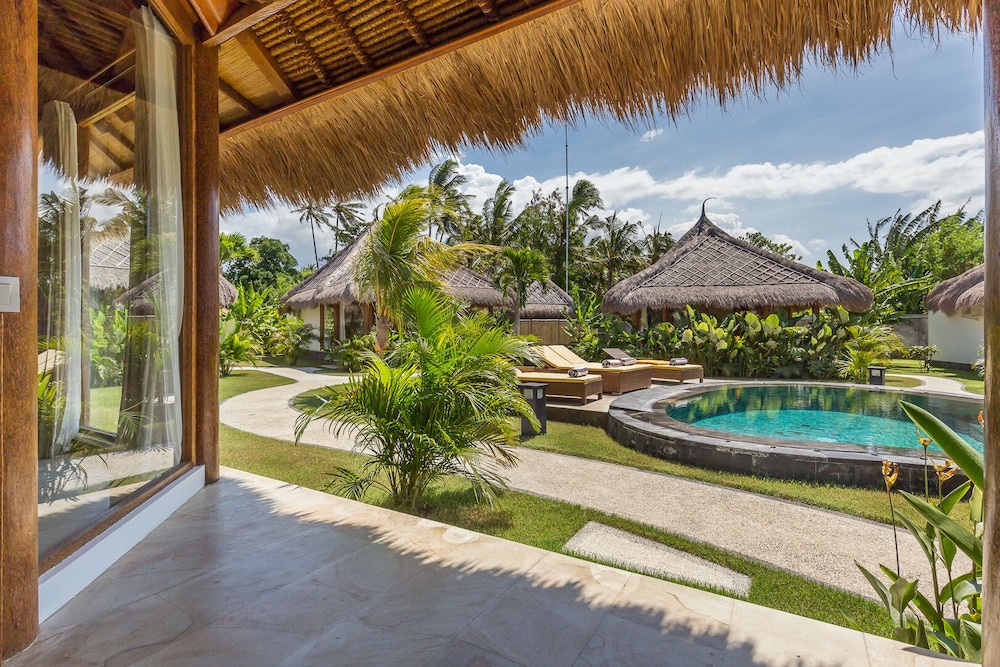 Exclusive Room, 1 King Bed, Pool View photo 3