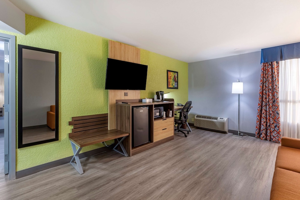 Suite, 1 Queen Bed, Non Smoking, Refrigerator & Microwave - Photo 1