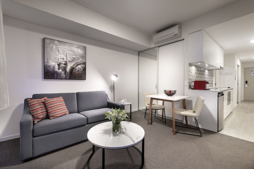 Studio Suite, 1 Queen Bed (King Non Smoking Suite)