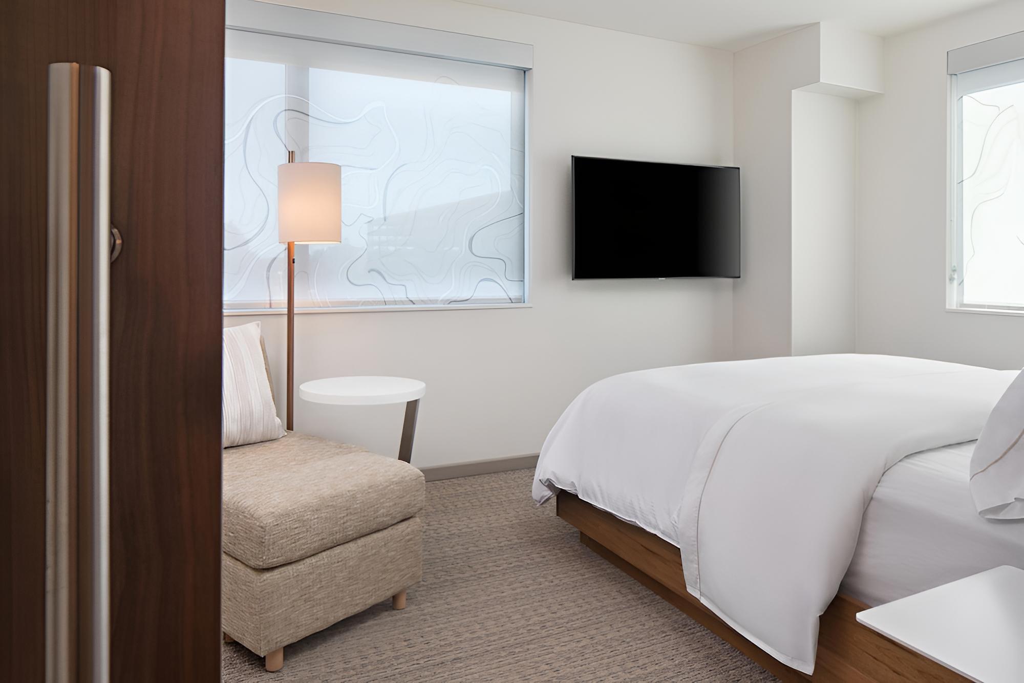Deluxe Room, 1 King Bed photo 3