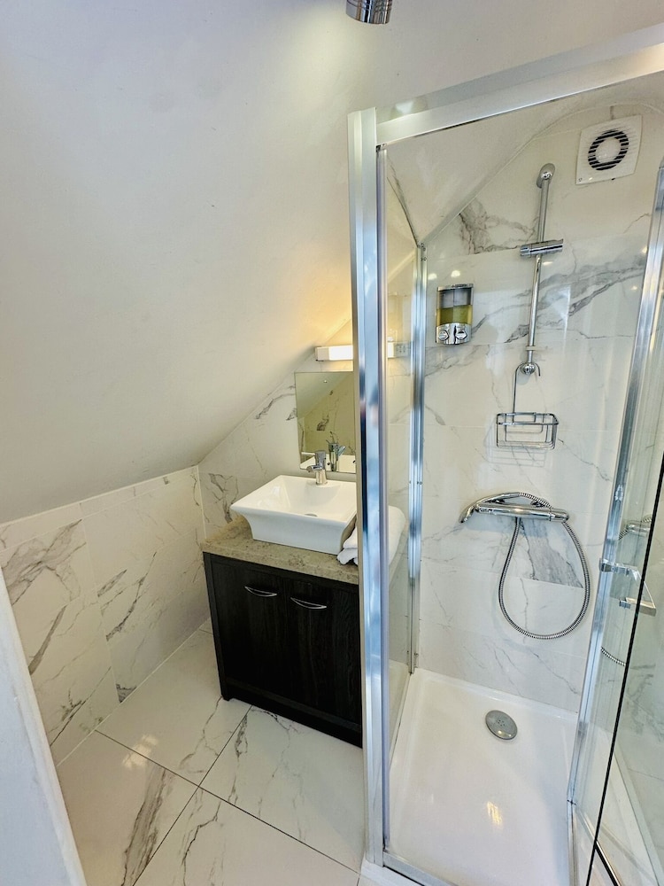 Basic Single Room, Ensuite, City View (Single Attic Room) photo 2