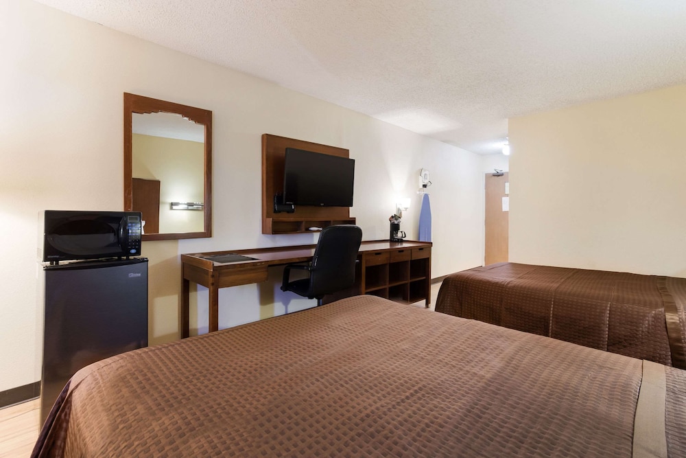 Standard Room, 2 Queen Beds, Non Smoking - Photo 3