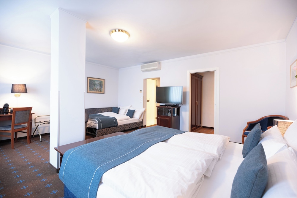 Premium Room, 1 King Bed with Sofa bed (Family Room)