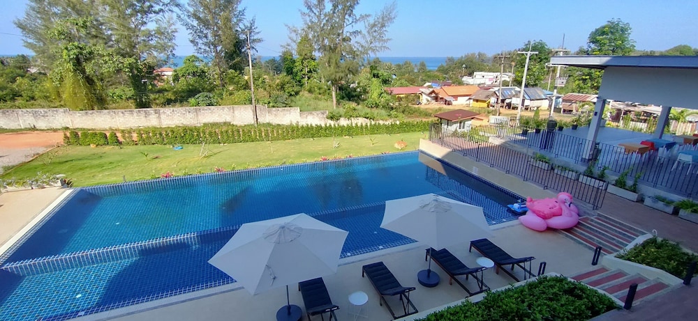 Superior Room, 1 King Bed, Non Smoking, Partial Ocean View