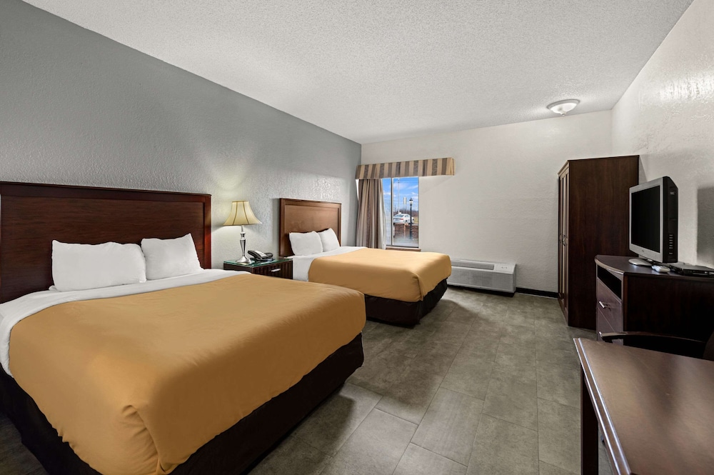 Room, 2 Queen Beds - Photo 1