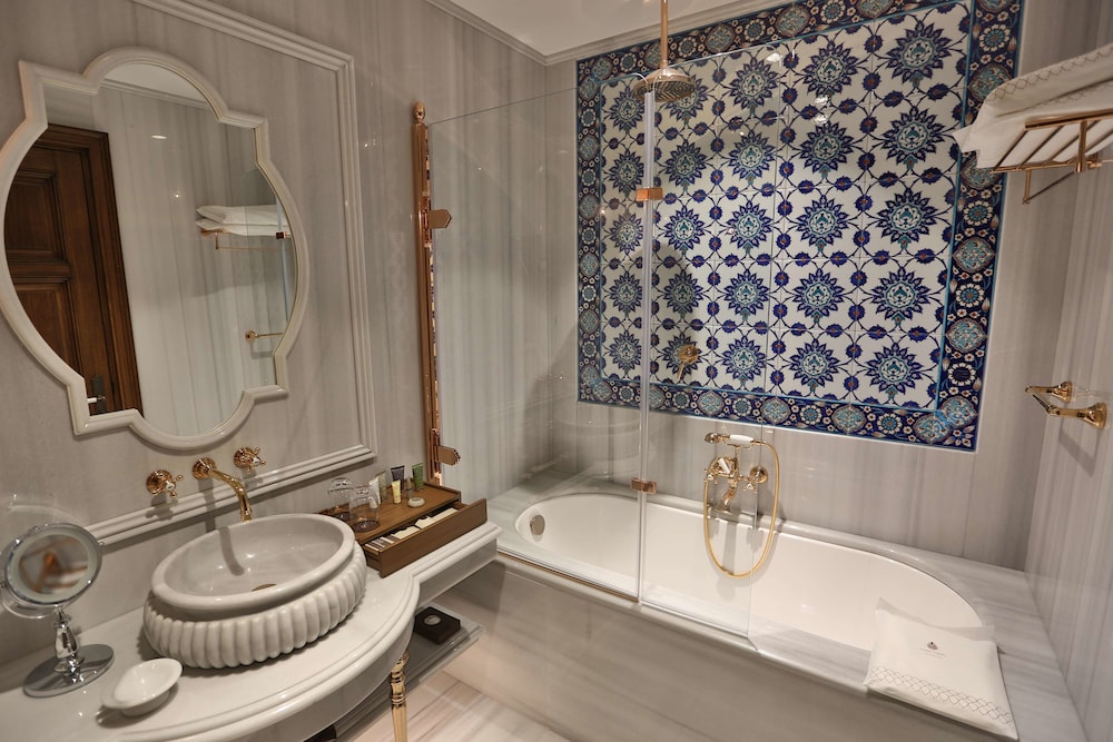 Corner Suite French Sea View thumbnail 6