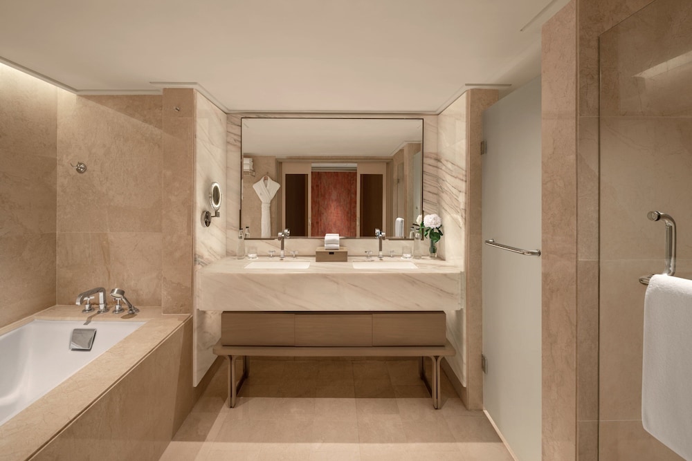 Premier Room, 1 King Bed, Lagoon View - Photo 2