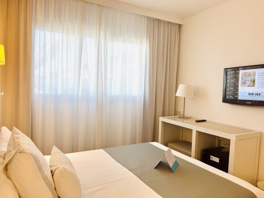 Low Cost Double Room, 1 Queen Bed (No Balcony)