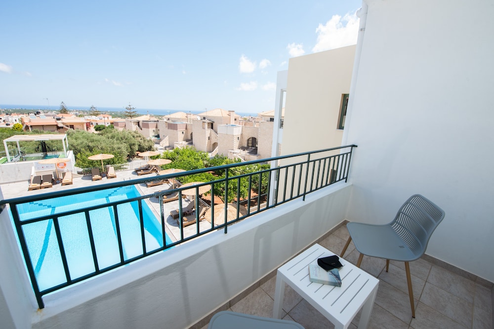 Classic Room, 1 Bedroom, Non Smoking, Pool View photo 2