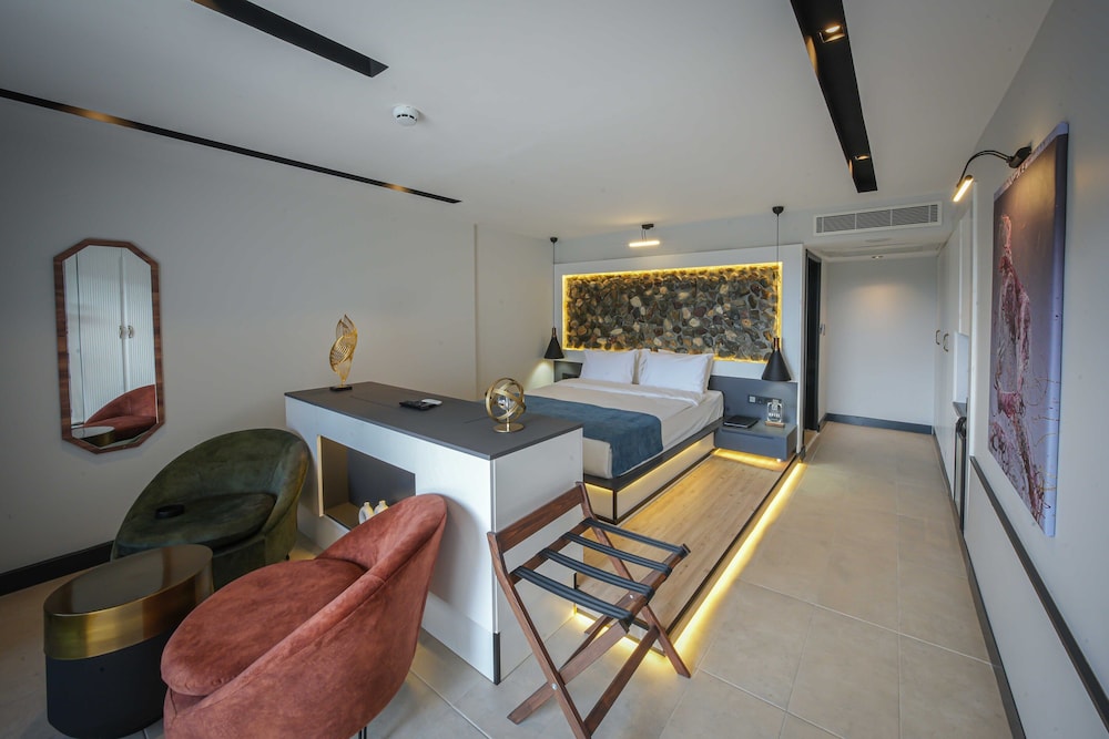 Triple Deluxe Room With Pool View