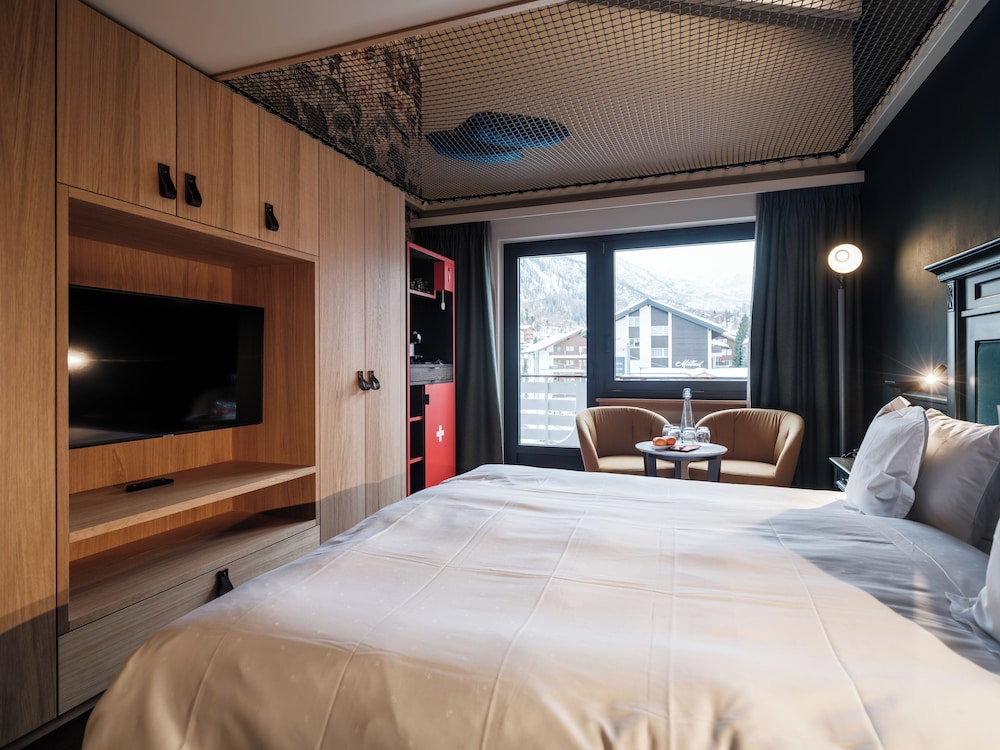 Double Room with Matterhorn View thumbnail 5