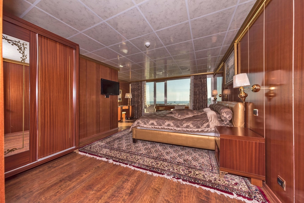Grand Double Room, 1 Queen Bed, Sea View photo 3