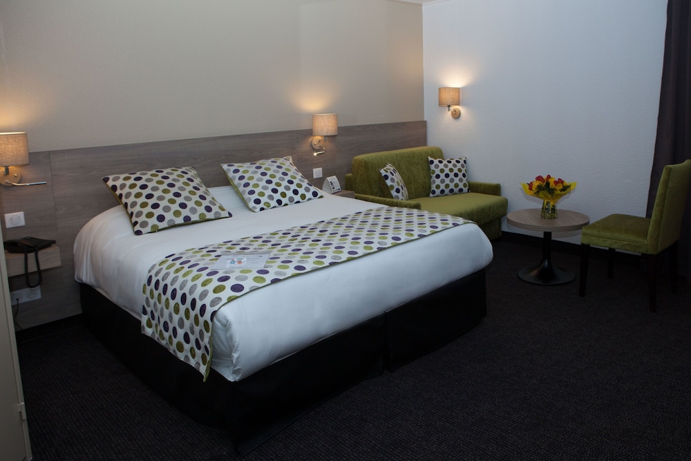 Comfort Room, 1 Queen Bed, Non Smoking, Bathtub (with Single Sofabed) - Photo 7
