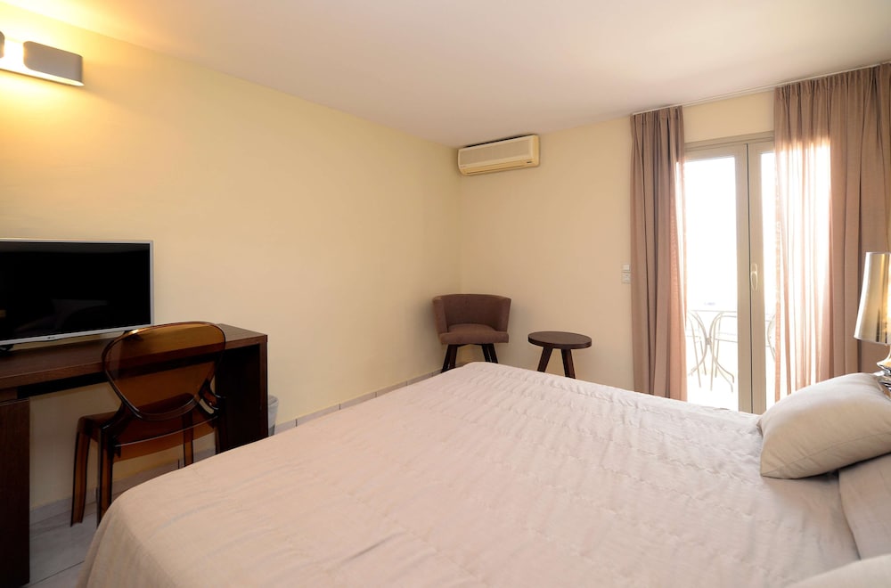 Standard Room, Partial Sea View thumbnail 5