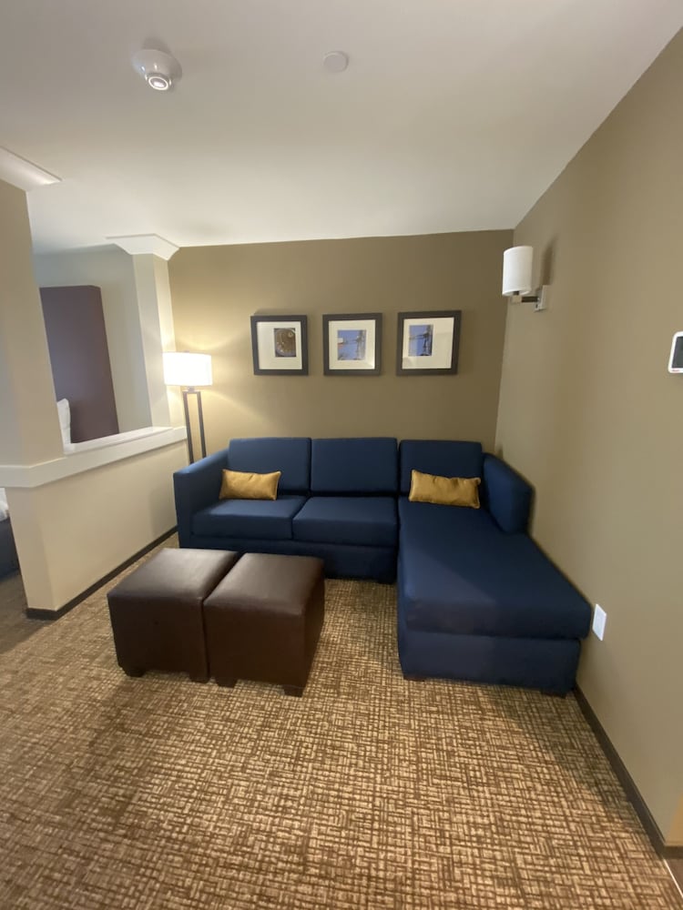Suite, Multiple Beds, Non Smoking - Photo 2