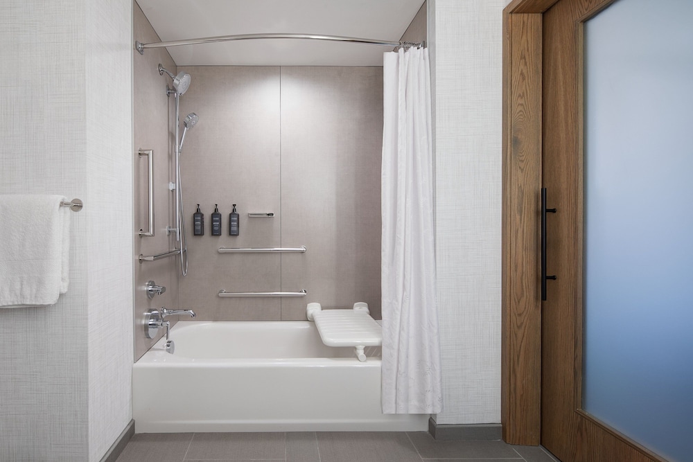 Room, 1 King Bed (Mobility Accessible, Tub) - Photo 7