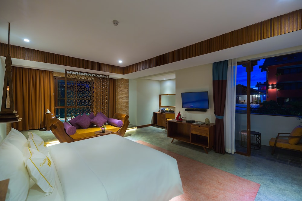 Courtyard Suite, Living Area, Bathtub, Balcony with Pool and Garden View photo 1