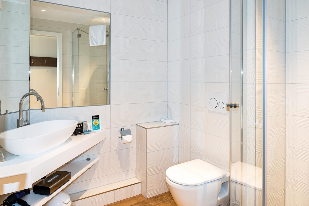 Junior Studio Suite, Oceanfront thumbnail 5