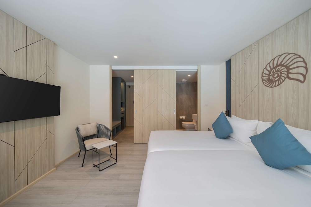 Deluxe Room, 2 Twin Beds, Pool View - Photo 6