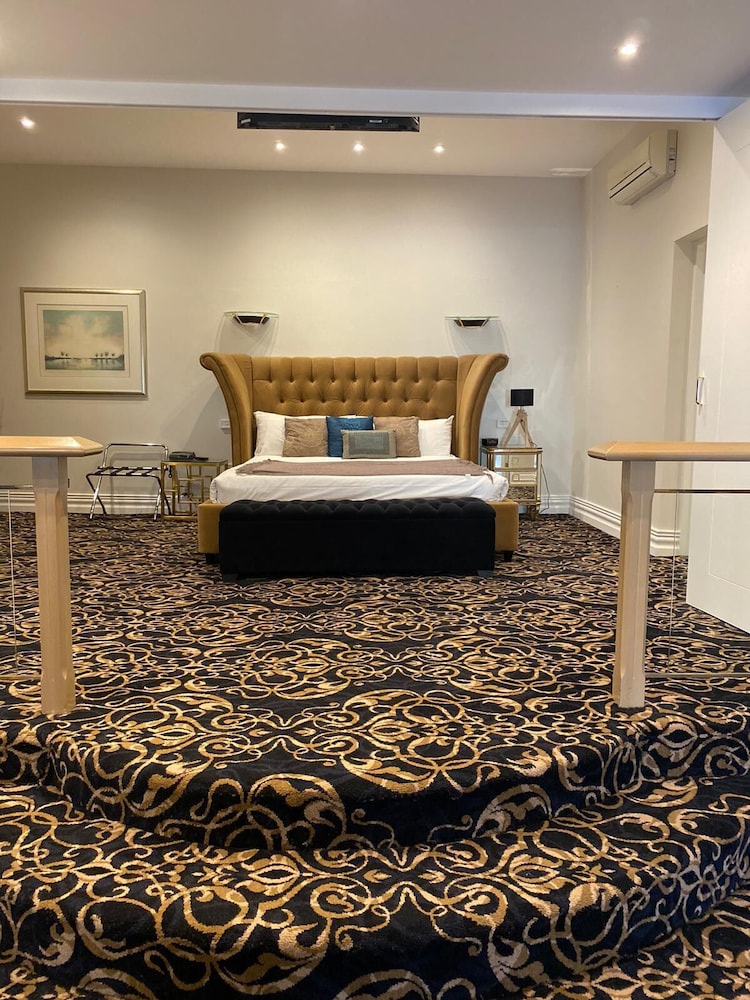 Poolside Suite