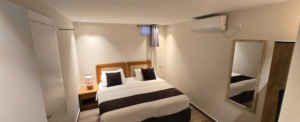Basic Room, 1 Queen Bed photo 1