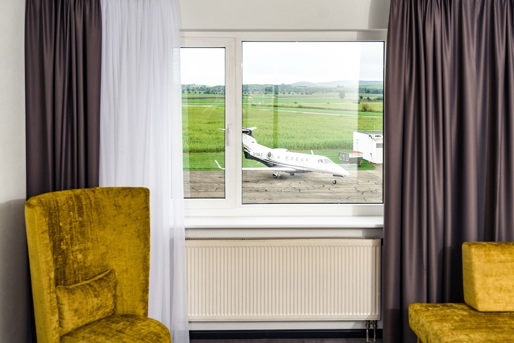 Comfort Double Room (Airport View) - Photo 6