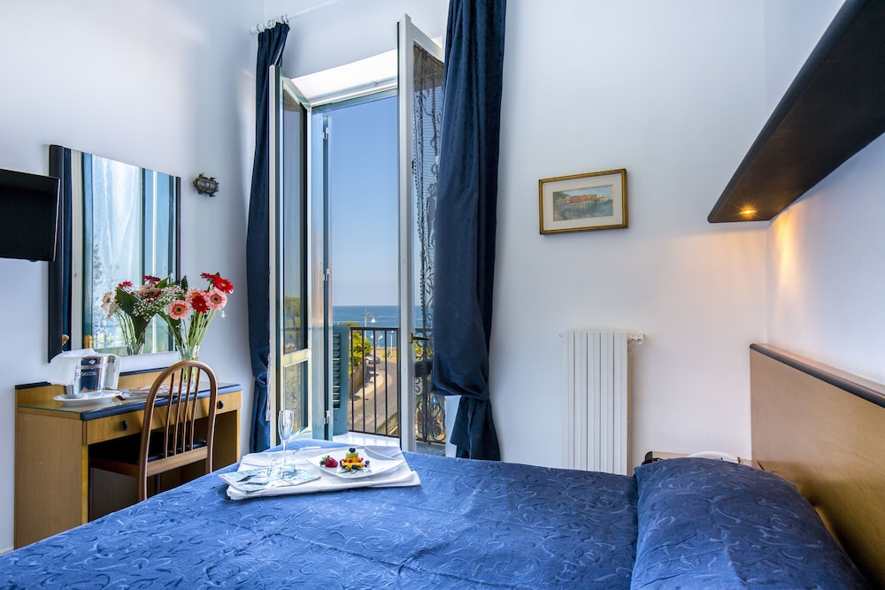 Standard Double or Twin Room, Sea View - Photo 2