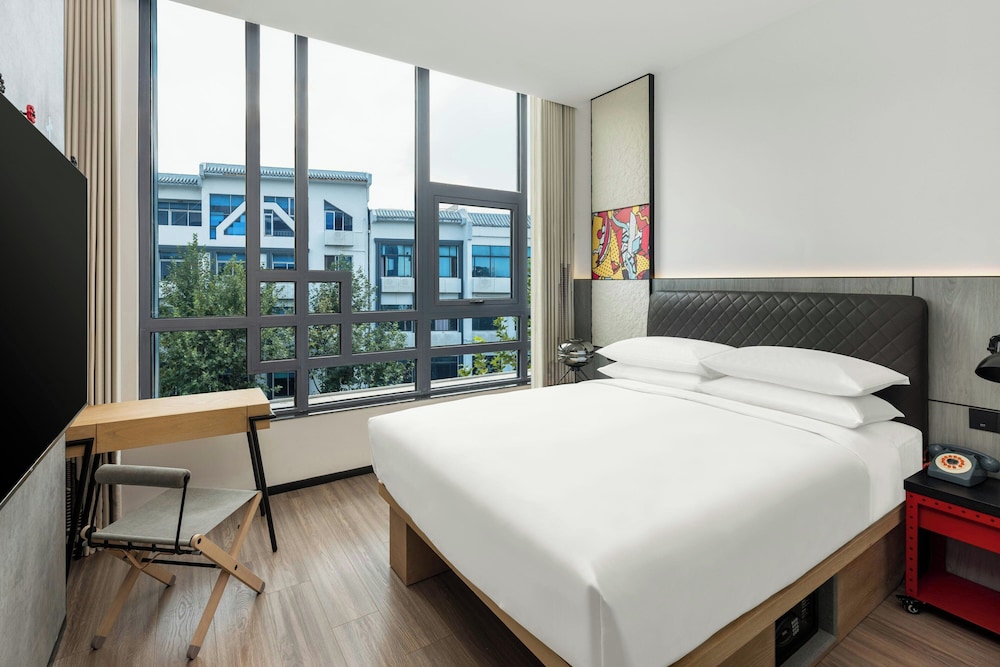 Standard Room, 1 Queen Bed, City View
