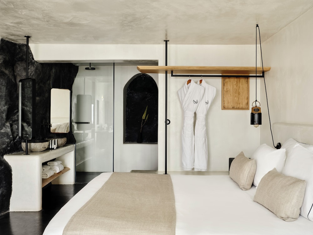 Superior Room with Caldera View & Outdoor Hot Tub - Photo 9