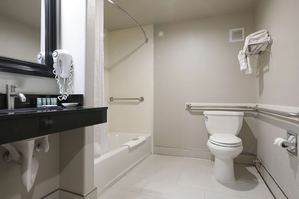 Standard Room, 2 Queen Beds, Accessible, Refrigerator & Microwave - Photo 5