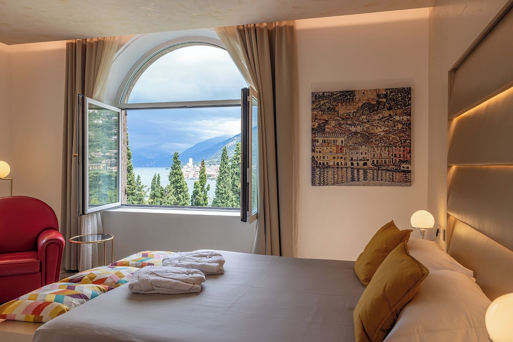 Suite Superior with Balcony and Lake View photo 2