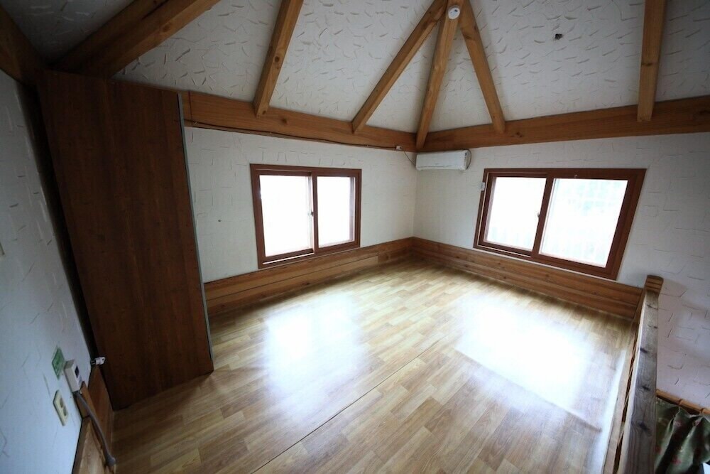 Room (E Windsor 1) photo 2