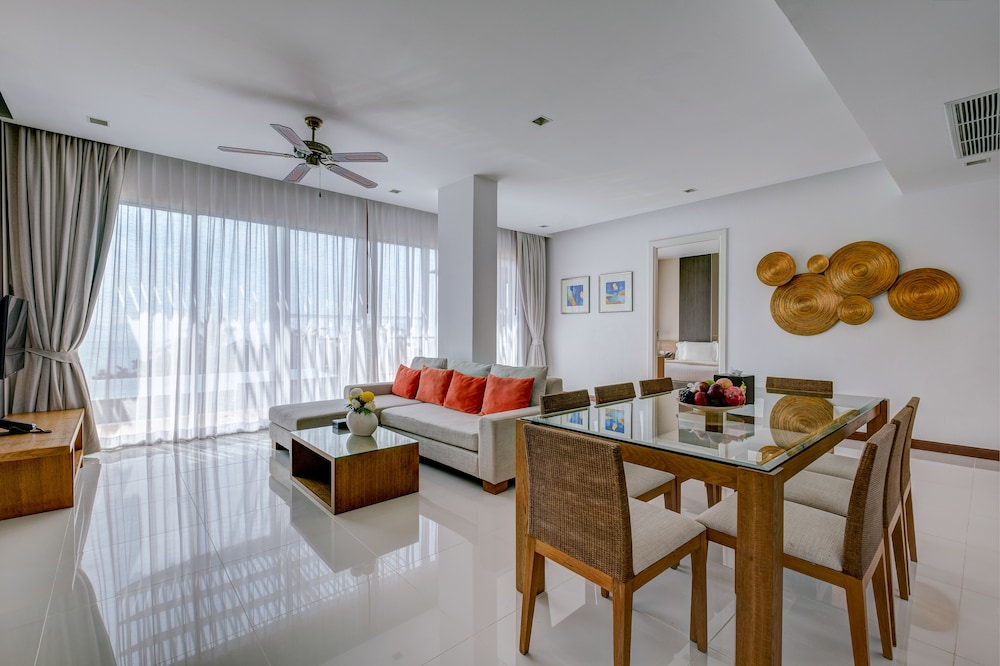 Deluxe Three-Bedrooms Apartment photo 2