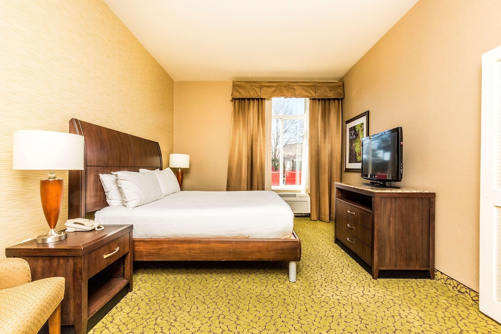 King Bedroom Whirlpool Suite - Photo 1