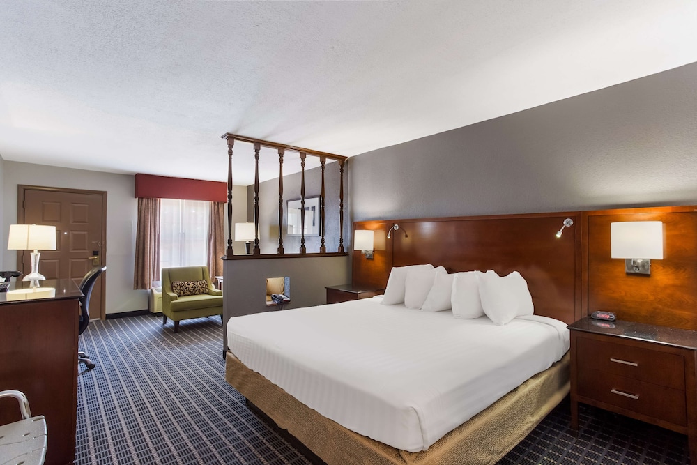 Suite, 1 King Bed, Accessible, Bathtub photo 1