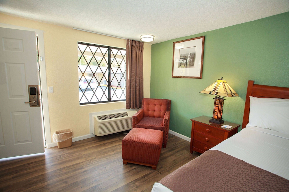 Room, 1 King Bed, Non Smoking - Photo 5