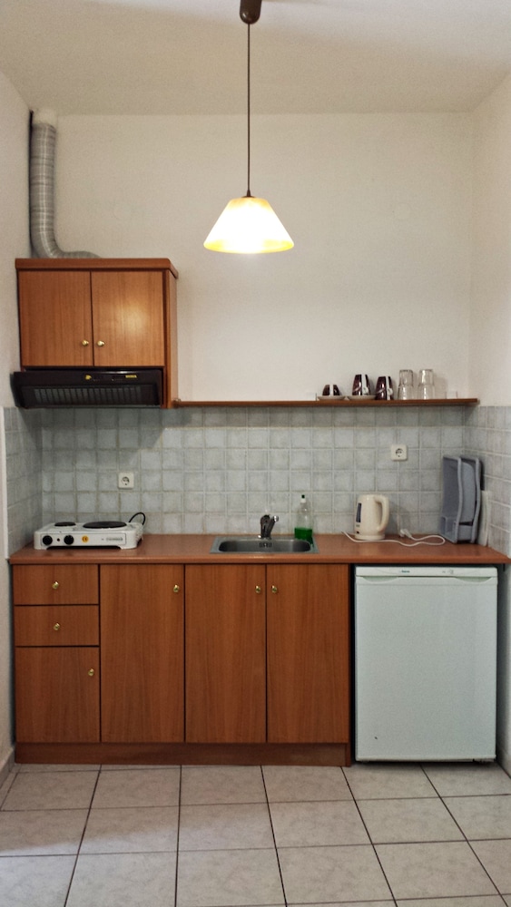 Economy Triple Room photo 2