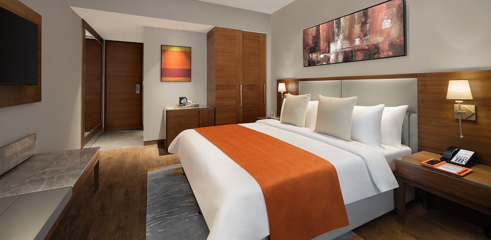 Deluxe Room, 1 King Bed (Deluxe King) photo 3