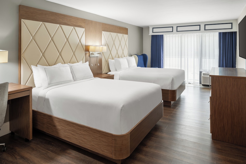 Room, 2 Queen Beds, Accessible, Bathtub