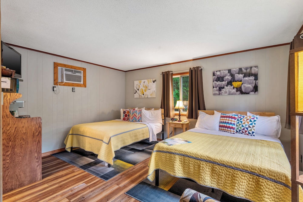 Family Double Room, 2 Queen Beds (Room 10) photo 1